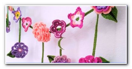 Crochet flower chain - Free pattern for flower garland - sewing baby clothes